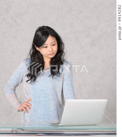 ノートPCを使う女性 9914282