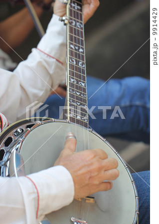 Close up guitar cowboy 9914429