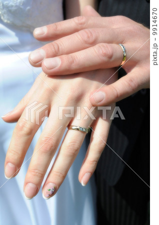 bride and groom hands 9914670