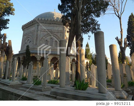 イスタンブールの回教寺院シュレイマニエ・ジャーミの墓地 イスタンブールの回教寺院シュレイマニエ・ジャーミの墓地 9915211