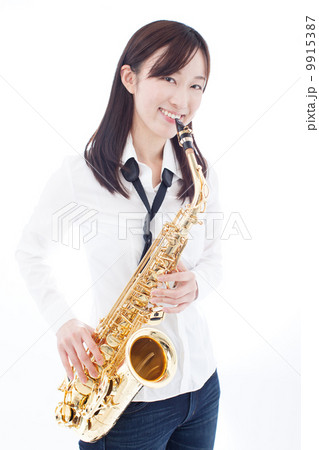 サックスを吹く女性 サックスを吹く女性 9915387