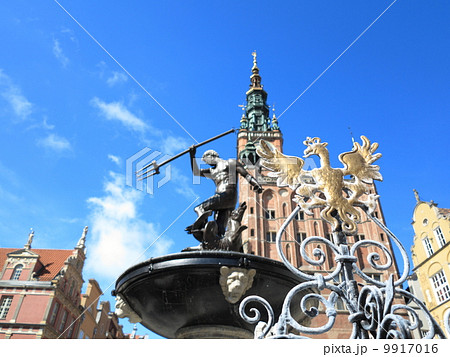 Neptune Fountain and city hall in Gdansk, Poland Neptune Fountain and city hall in Gdansk, Poland 9917016