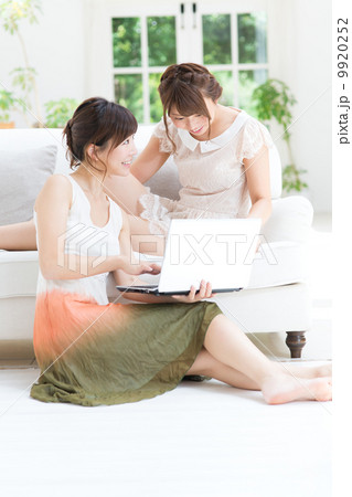 ノートパソコンを使う女性2人 ノートパソコンを使う女性2人 9920252
