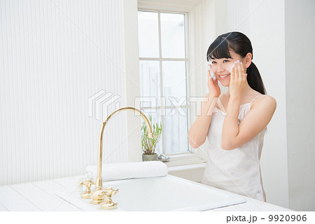 洗顔女性 洗顔女性 9920906