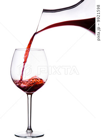 赤ワイン デカンタとワイングラスの写真素材