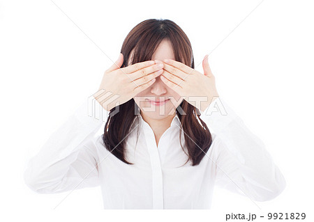 手で目を隠す女性の写真素材