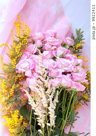 ピンクの薔薇(フェアリー キッス)とミモザのブーケ ピンクの薔薇(フェアリー キッス)とミモザのブーケ 9922411