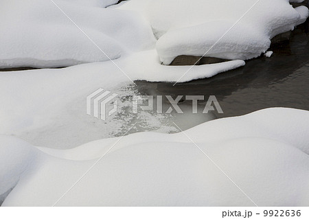 雪の川面 9922636