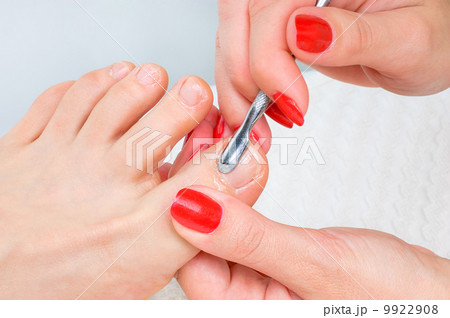 pedicure applying 9922908