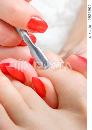 pedicure applying procedure 9922909