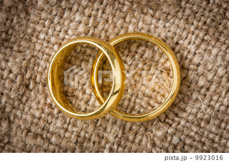 Wedding rings on the burlap 9923016