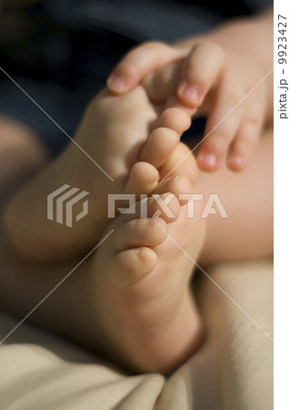 Baby feet 9923427