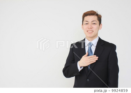 自己紹介をする若手ビジネスマン 自己紹介をする若手ビジネスマン 9924859