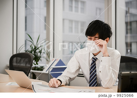 花粉症の男性 花粉症の男性 9925066