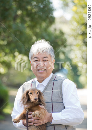 犬を抱っこするシニア 犬を抱っこするシニア 9925869