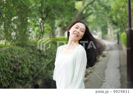 髪の毛が綺麗な中年女性の写真素材