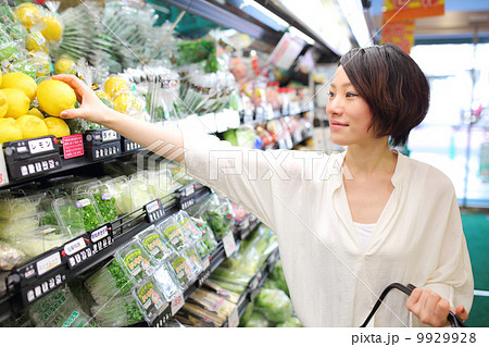 スーパーマーケット・女性 9929928