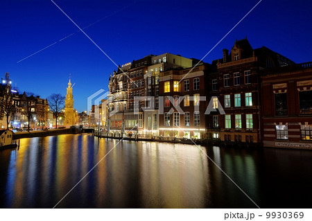 オランダ　アムステルダムの運河　夜景 9930369