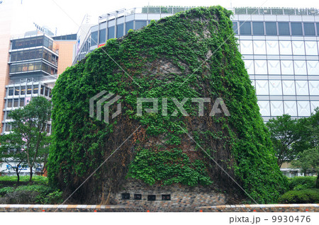 新宿駅西口の排気塔 9930476