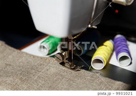 sewing machine and item of clothing 9931021