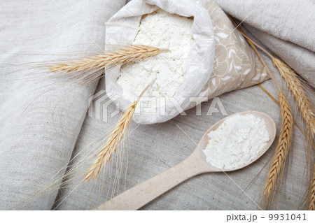 Flour and wheat grain on sackcloth 9931041