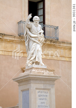 Statue near Cathedral of Siracusa. Sicily, Italy 9931361