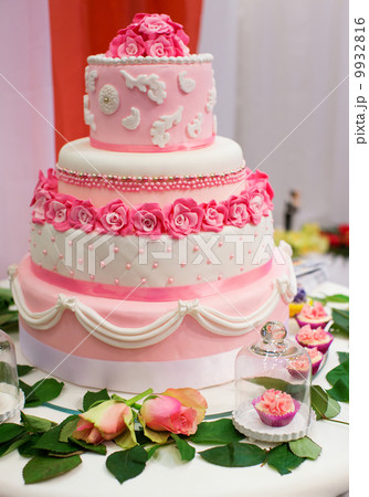 Wedding cake decorated with pink roses 9932816