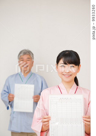 健康診断を受ける若い女性とシニア男性 健康診断を受ける若い女性とシニア男性 9933260