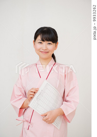 健康診断を受ける若い女性 9933262