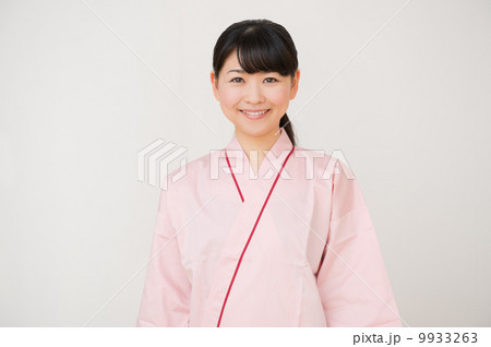 健康診断を受ける若い女性 9933263