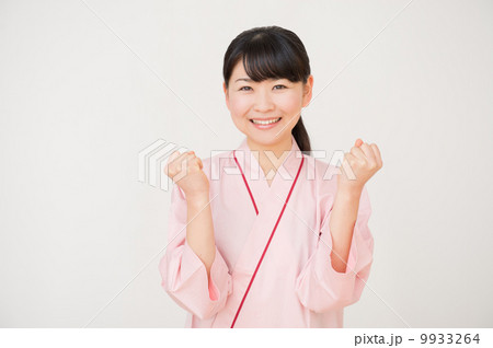 健康診断を受ける若い女性 9933264