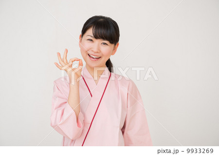 健康診断を受ける若い女性 9933269
