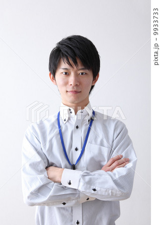 腕組みをする働く男性 9933733