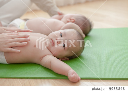 生後3ヶ月 赤ちゃんが2人 素肌 生後3ヶ月 赤ちゃんが2人 素肌 9933848