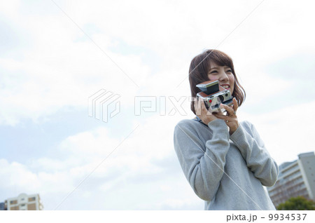 ポラロイドカメラを持つかわいい女性 ポラロイドカメラを持つかわいい女性 9934537
