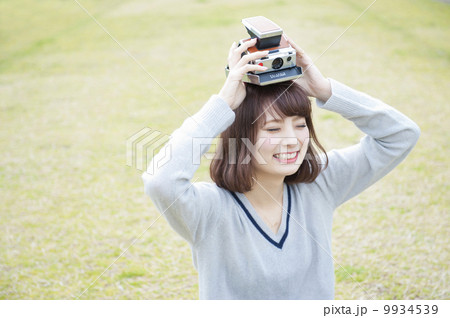 ポラロイドカメラを持つかわいい女性 ポラロイドカメラを持つかわいい女性 9934539