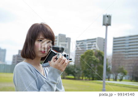 ポラロイドカメラを持つかわいい女性 ポラロイドカメラを持つかわいい女性 9934540