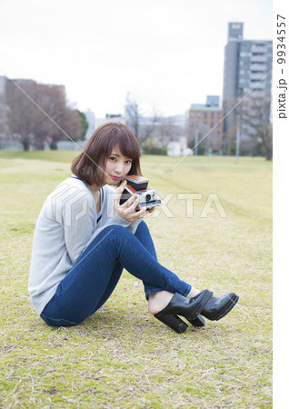 ポラロイドカメラを持つかわいい女性 ポラロイドカメラを持つかわいい女性 9934557