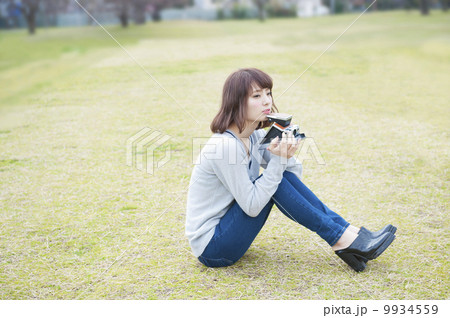 ポラロイドカメラを持つかわいい女性 ポラロイドカメラを持つかわいい女性 9934559
