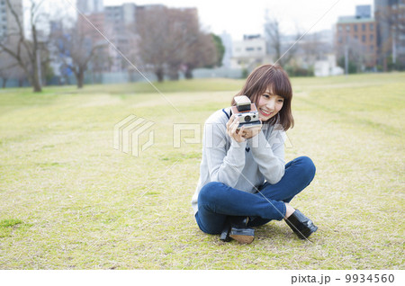 ポラロイドカメラを持つかわいい女性 ポラロイドカメラを持つかわいい女性 9934560