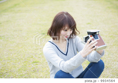 ポラロイドカメラを持つかわいい女性 ポラロイドカメラを持つかわいい女性 9934564
