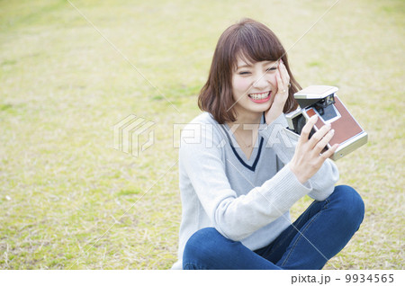 ポラロイドカメラを持つかわいい女性 ポラロイドカメラを持つかわいい女性 9934565