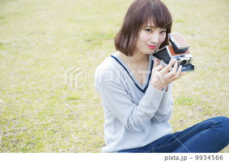 ポラロイドカメラを持つかわいい女性 ポラロイドカメラを持つかわいい女性 9934566