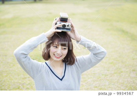 ポラロイドカメラを持つかわいい女性 ポラロイドカメラを持つかわいい女性 9934567