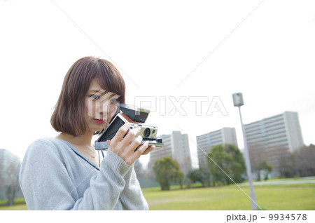 ポラロイドカメラを持つかわいい女性 ポラロイドカメラを持つかわいい女性 9934578