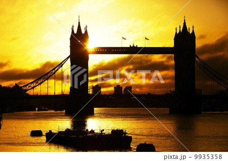 Tower Bridge at sunrise 9935358