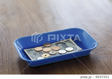 紙幣と小銭 9935501