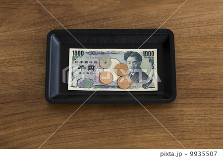 紙幣と小銭 9935507