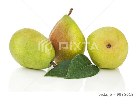 Pears with green leaves isolated on white background. 9935618