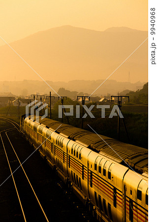 夕暮れの室蘭本線を走る寝台特急カシオペア号 夕暮れの室蘭本線を走る寝台特急カシオペア号 9940968